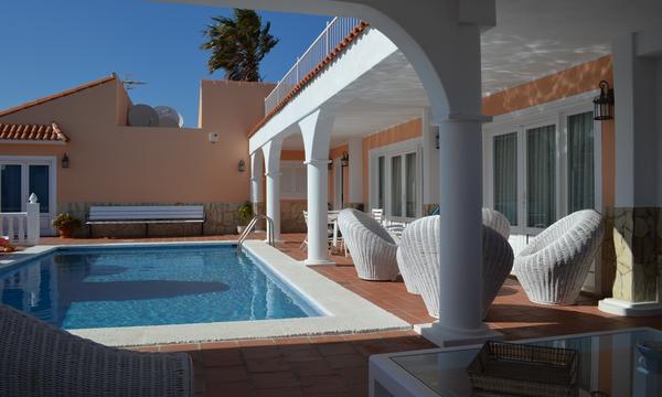 Spacious independent villa with private swimming pool (8)
